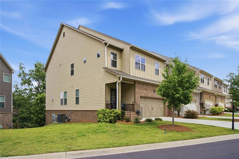 End-unit exterior at 2095 Manor Pointe Drive